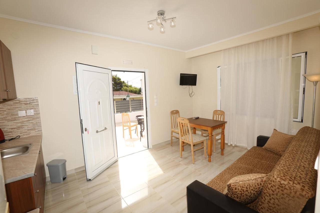 Angelos Apartments Lixouri Esterno foto