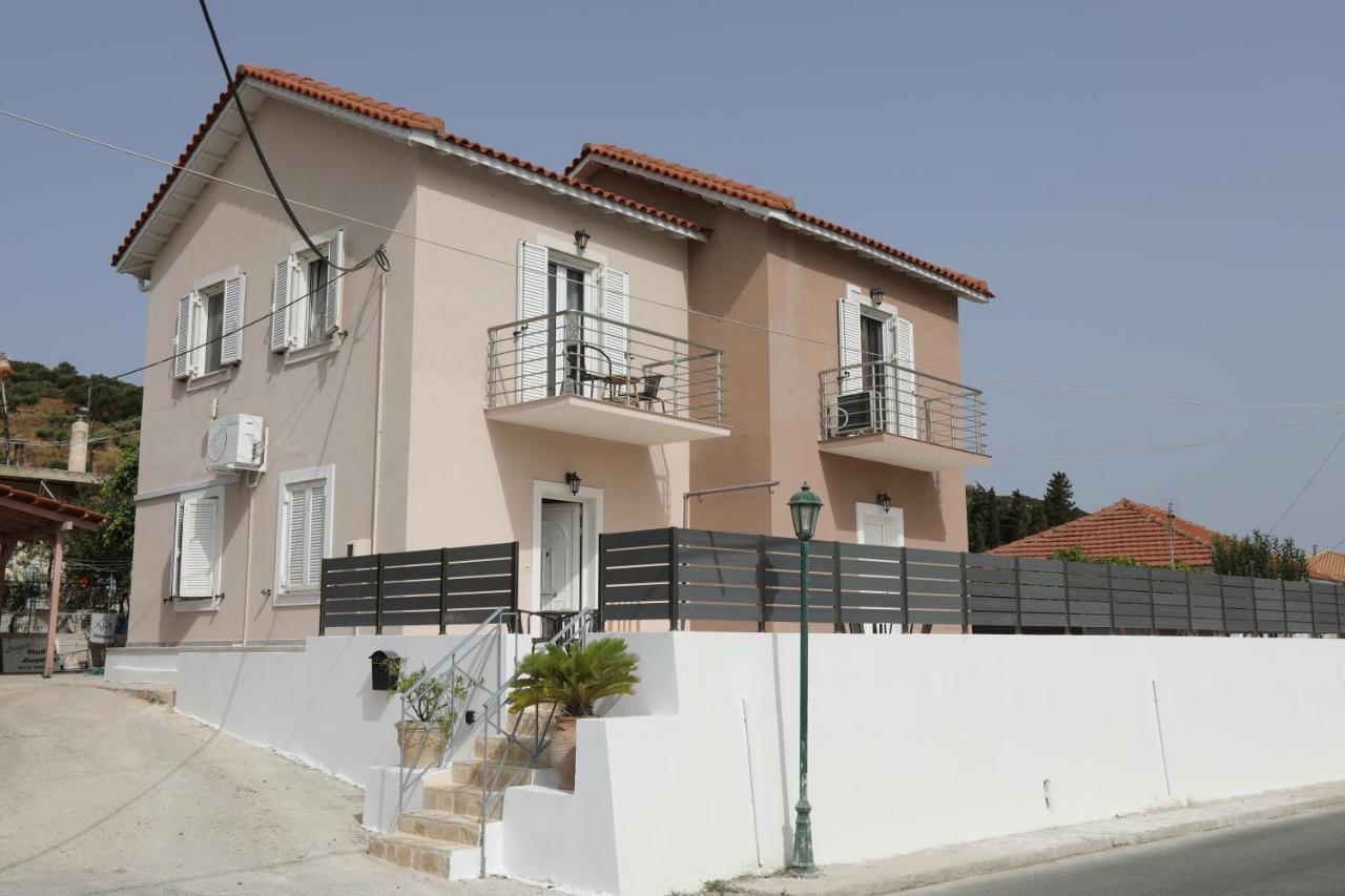 Angelos Apartments Lixouri Esterno foto