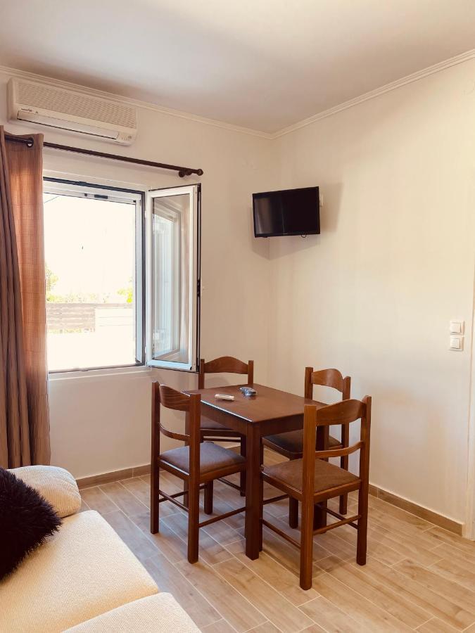 Angelos Apartments Lixouri Esterno foto
